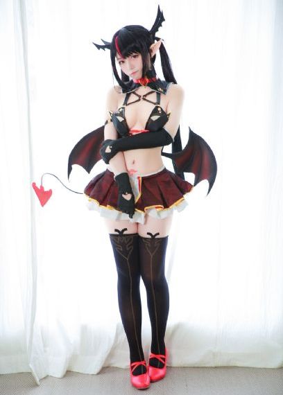 女警丰满的双乳