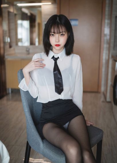 年轻的母亲观看